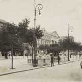 In una foto d'epoca l'esterno dell'albergo diurno di corso Vittorio Emanuele, una struttura realizzata nel 1928 per venire incontro alle esigenze dei tanti baresi che all�epoca non avevano un bagno in casa (dal libro di V. Melchiorre "Bari nel tempo")